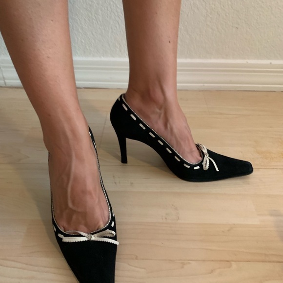 Stuart Weitzman Black suede pointy toe shoes - Picture 2 of 8
